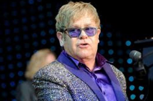 Elton John снова выступит в Москве
