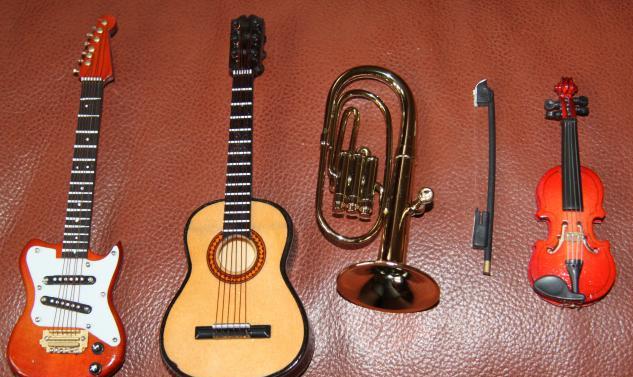 Гитара и миниатюрные музыкальные инструменты, их коллекционирование