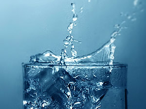 Чистая питьевая вода из под крана 